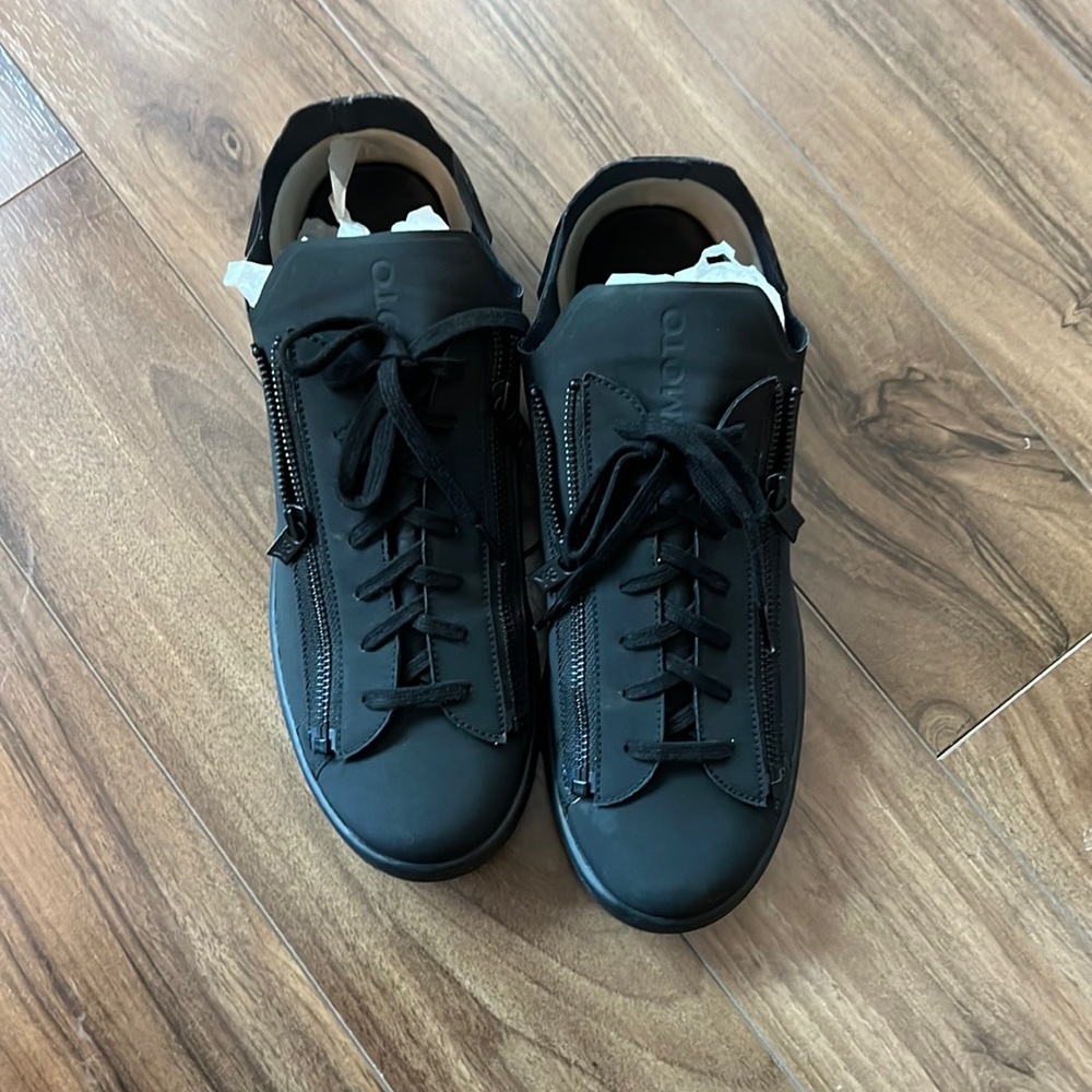 Men's Black Low-Top Zip-Accent Sneakers